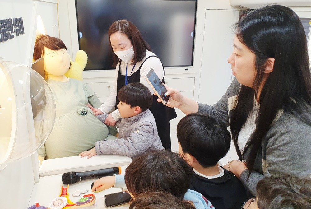 거제YWCA성폭력상담소, 이동형 체험 성교육 ‘아이성큼’ 버스 운영 확대