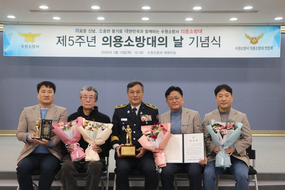 76년 만에 찾은 아버지 흔적…수원시 새빛민원실 베테랑팀장들, 6.25때 납북된 민원인 아버지 기록 찾았다