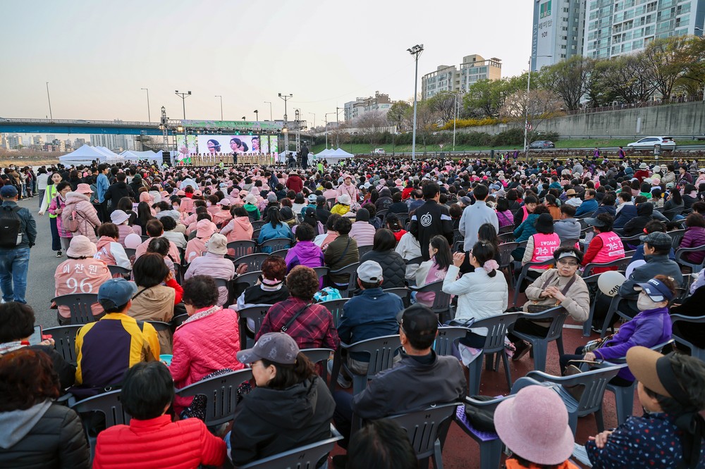 동대문구, 봄꽃길에 10만 인파 모였다…트로트축제·봄꽃축제 성황