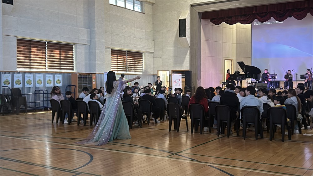 연천군, 초성초서 ‘찾아가는 스크린 콘서트’ 성료...학생·교사 높은 호응