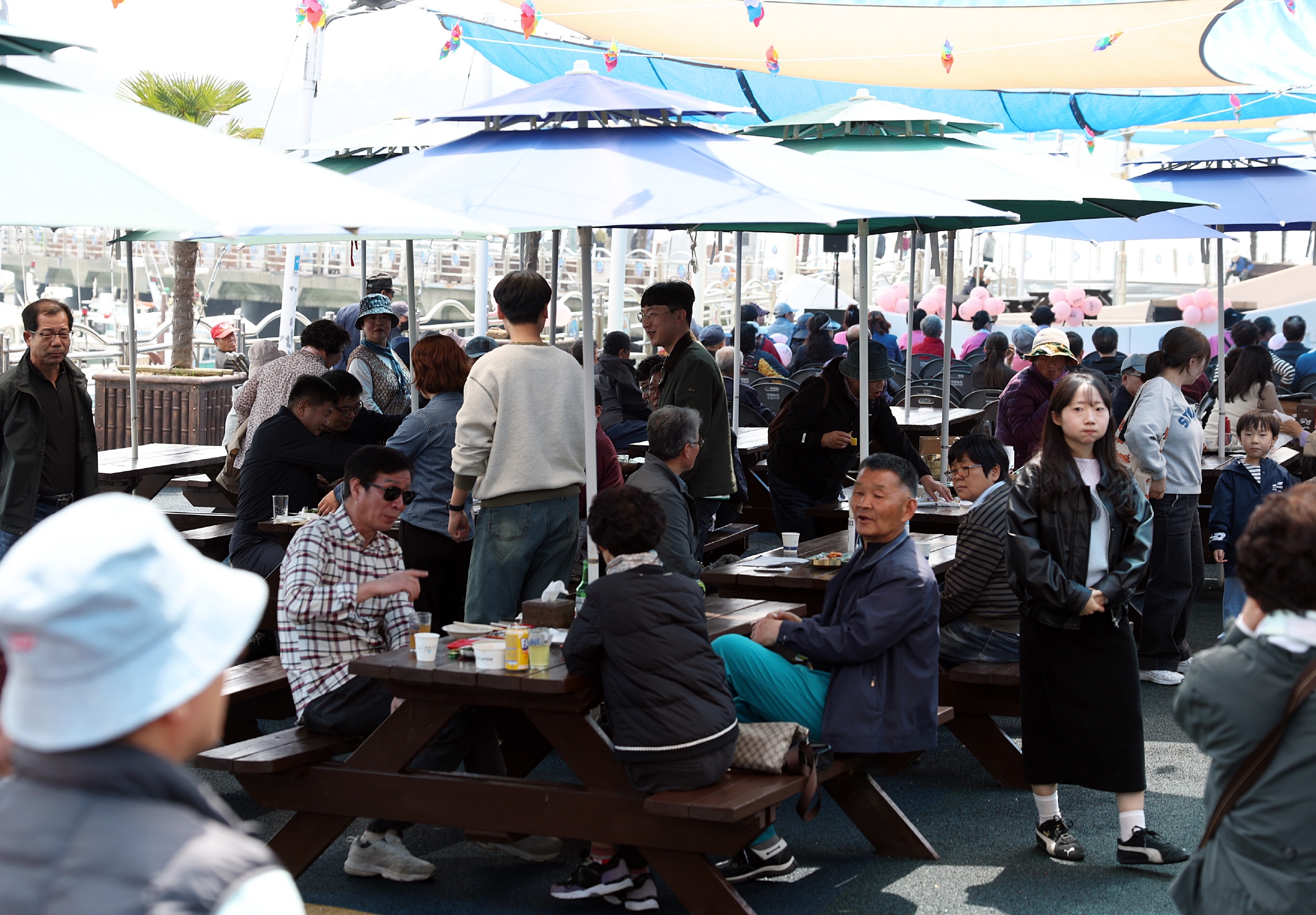 마량놀토수산시장 개장, 봄바람 타고 관광객 ‘북적’