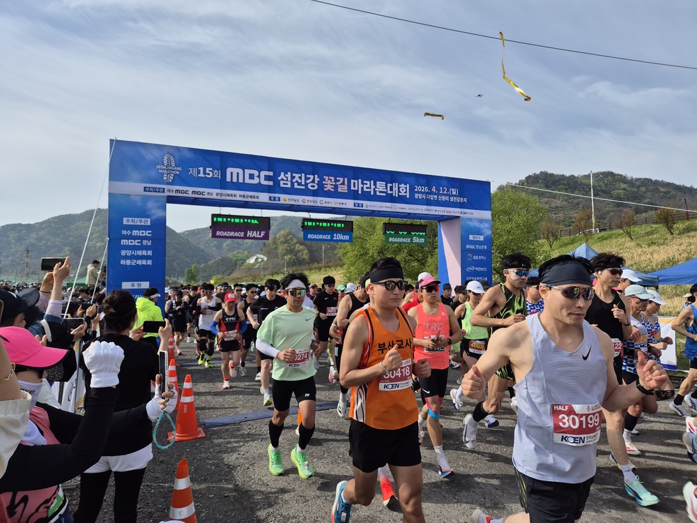 봄바람 속 5000여 명 질주…섬진강 마라톤 열기‘후끈’