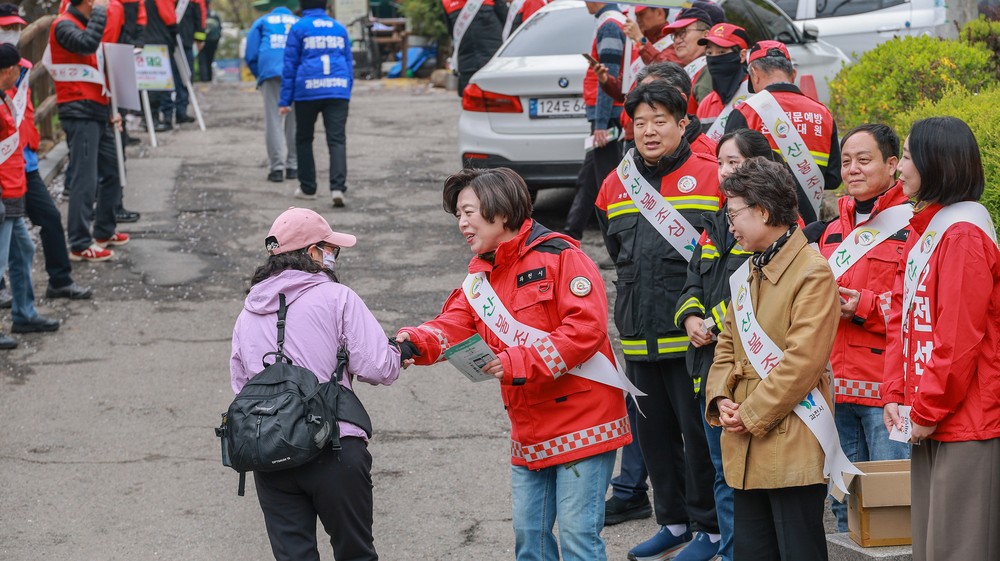 과천시, 관악산 등산로 입구에서 산불 예방 홍보 펼쳐