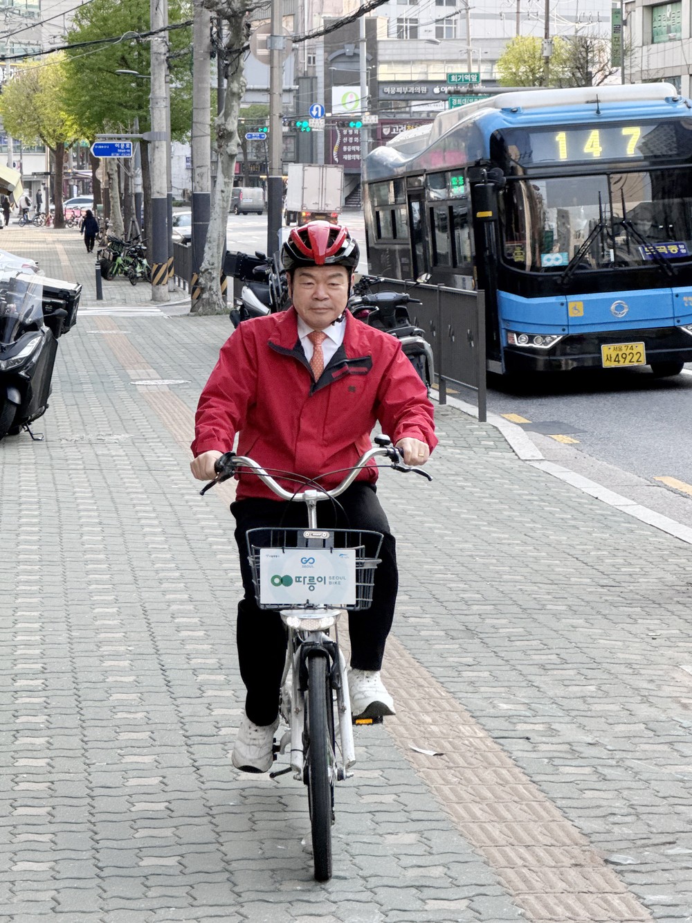 이필형 동대문구청장, 따릉이로 출근 시작…에너지 위기 속 절약 실천 앞장