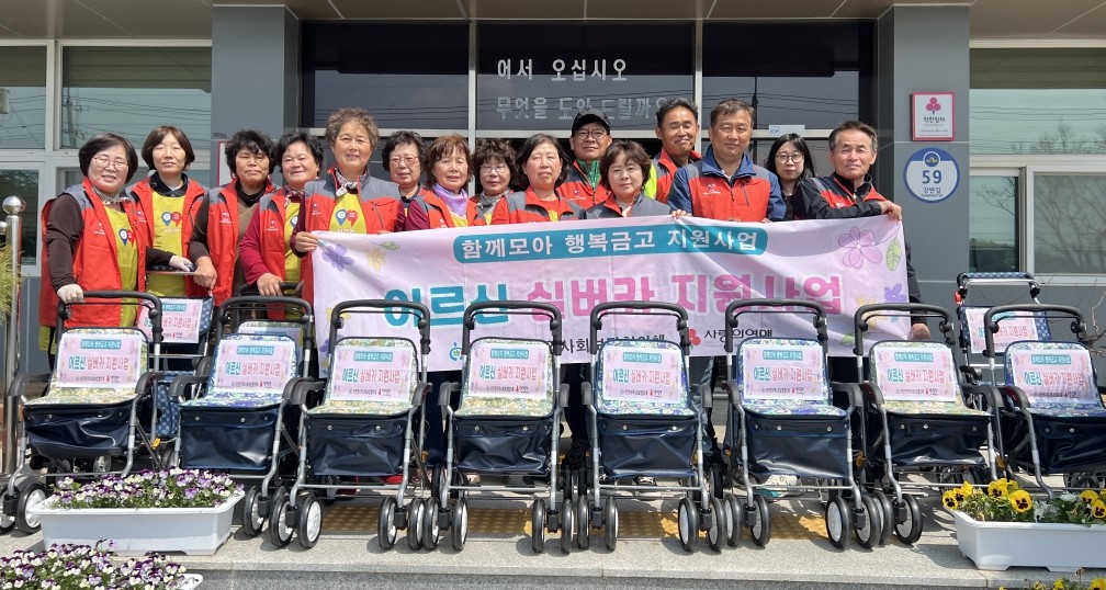 비안면지사협, 거동불편 어르신에 실버카 지원