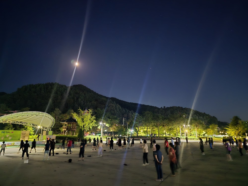 홍천군, 주민과 함께하는 야외 건강 체조 프로그램 「7시에 만나요, 오늘도 체조하 숲!」 운영