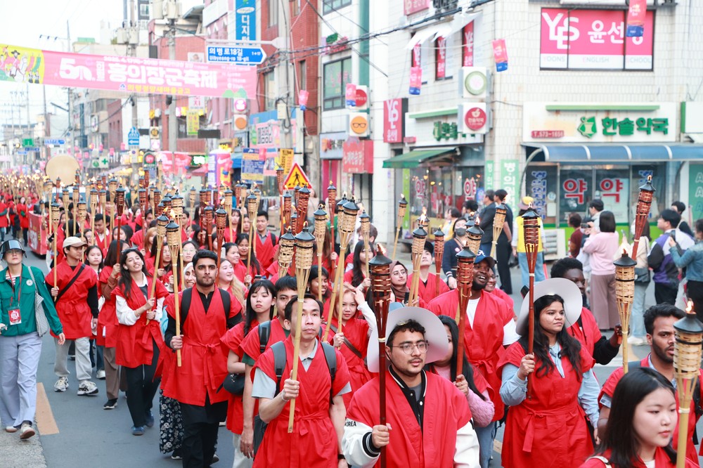 의령 홍의장군축제, 외국인 유학생 횃불 들고 의병길 걷다