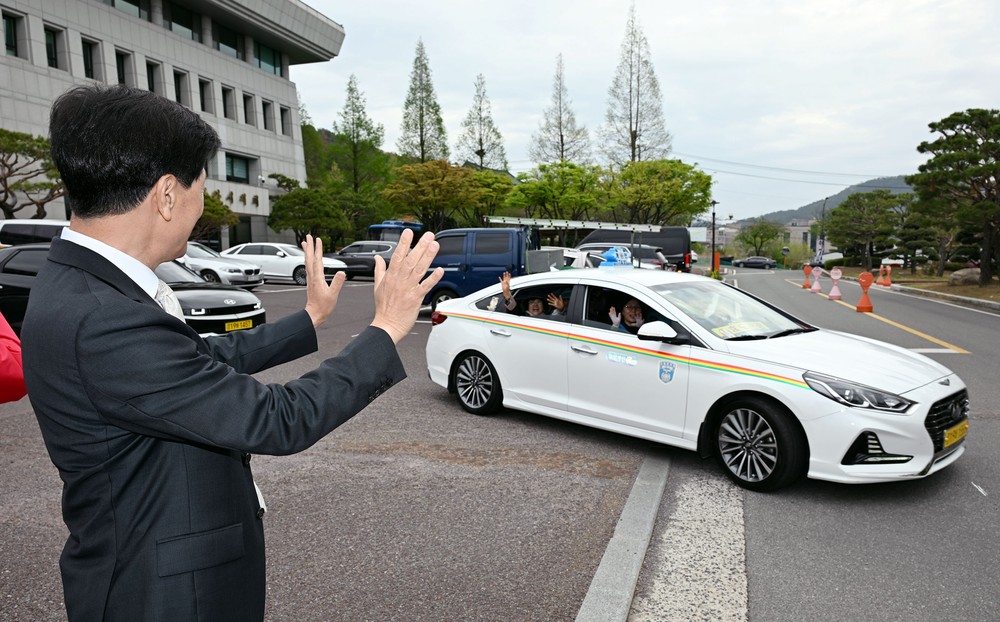 밀양시, 모범운전자회와 함께 독거 어르신 효도관광 실시