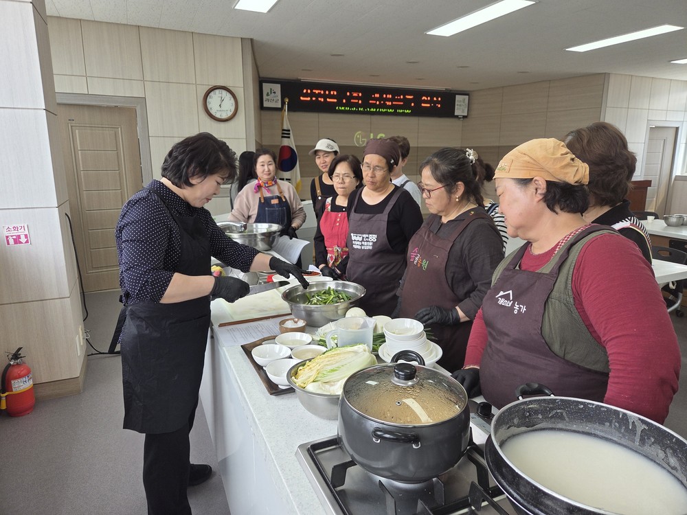 괴산군, 김장 체험 농가 실무 교육… 봄 제철 김치로 전문성 다진다