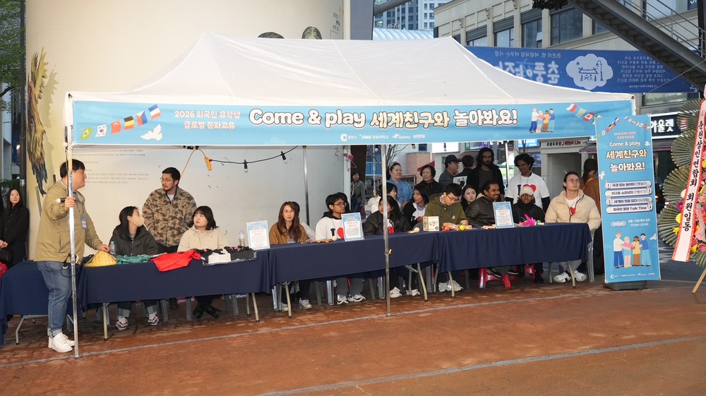 춘천 외국인 유학생들이 야시장에… 문화교류 ‘눈길’