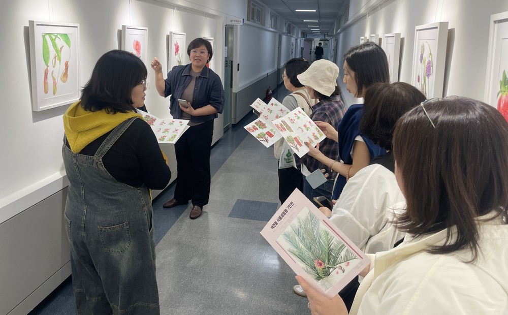 영통구, 식물세밀화 7인전 선보여…섬세한 선으로 완성한 색연필의 미학