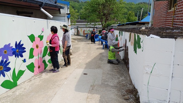 괴산군, 귀농귀촌인 융화교육 ‘마을 골목길 벽화 그리기’ 운영