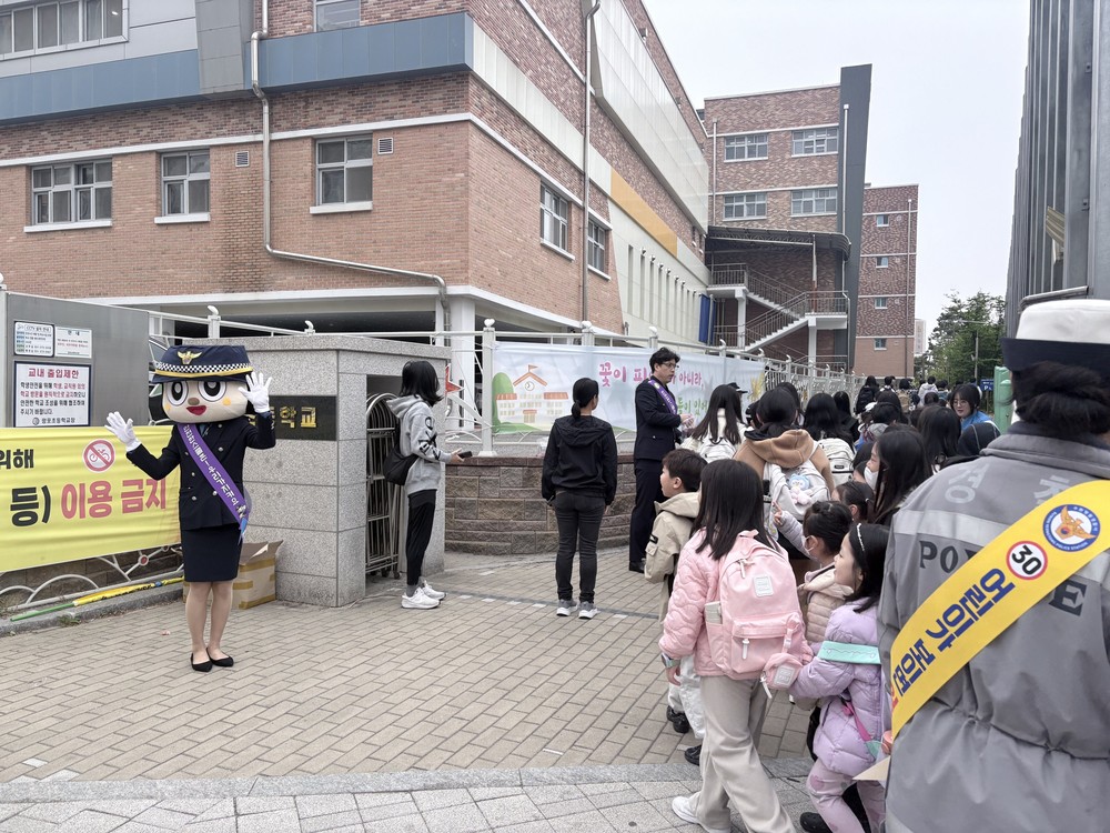 수원특례시, 망포초등학교 앞에서 ‘민·관·경 합동 교통안전 캠페인’