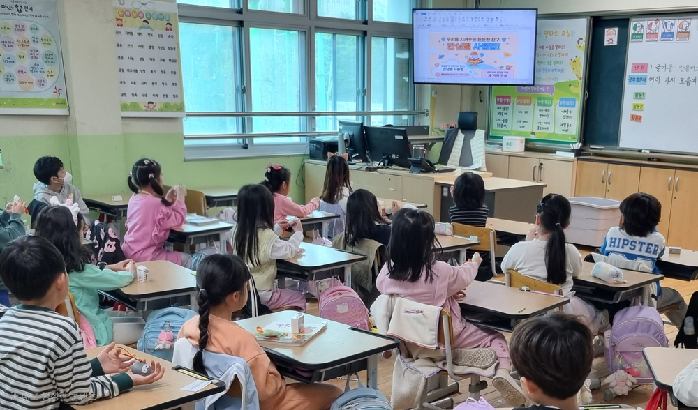 연수구, 초등학교 1학년 3천600여 명에 ‘휴대용 안심벨’ 배부