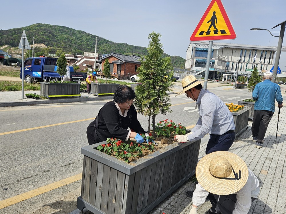 여주시 점동면, 마을 주민과 함께 꽃길 조성