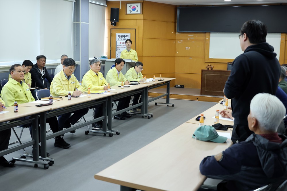김영식 고창군수 권한대행, 해리 축산농가 민원 현장중재…“인근 토사반출 전면중단”