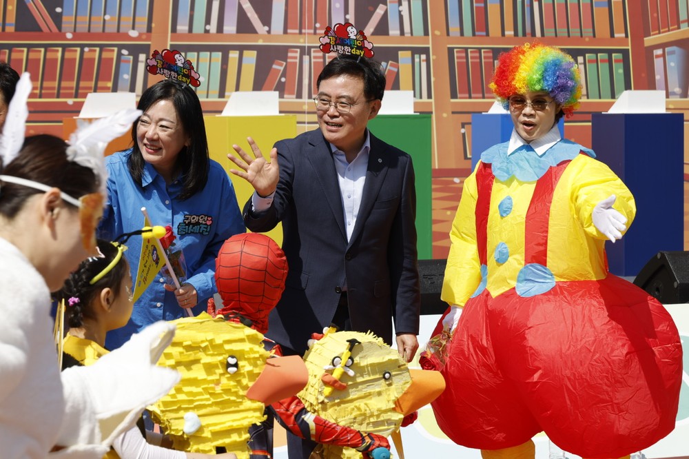 진교훈 강서구청장, 어린이 동화축제 참여…아이들과 거리 퍼레이드, 개막 퍼포먼스 펼쳐