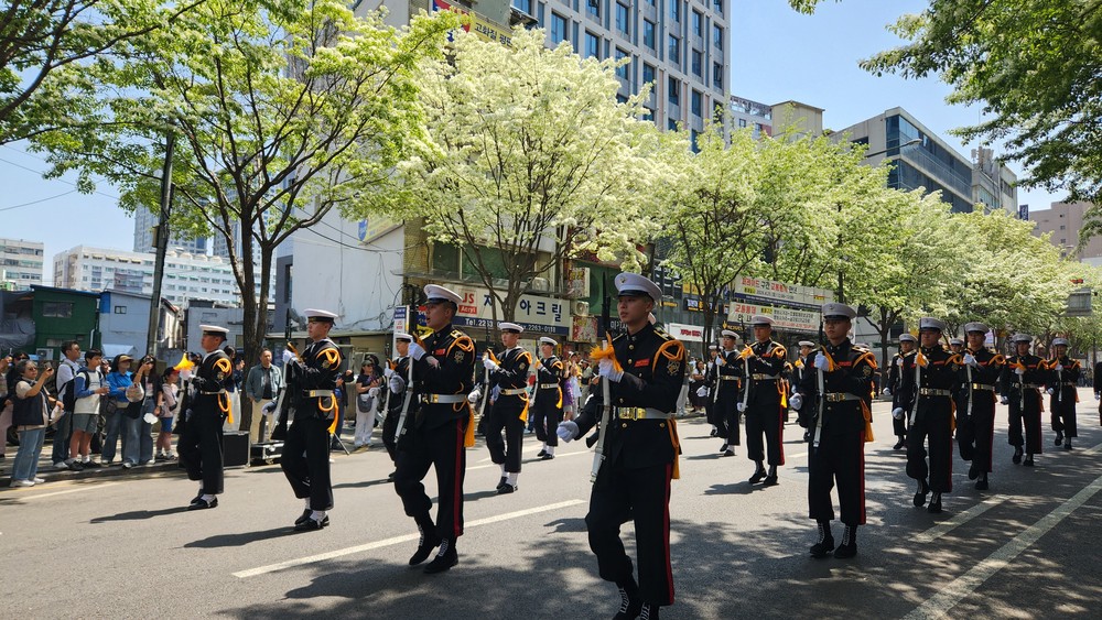 이순신 장군 생일파티에 4만명 몰렸다 …2026 이순신 축제 성황