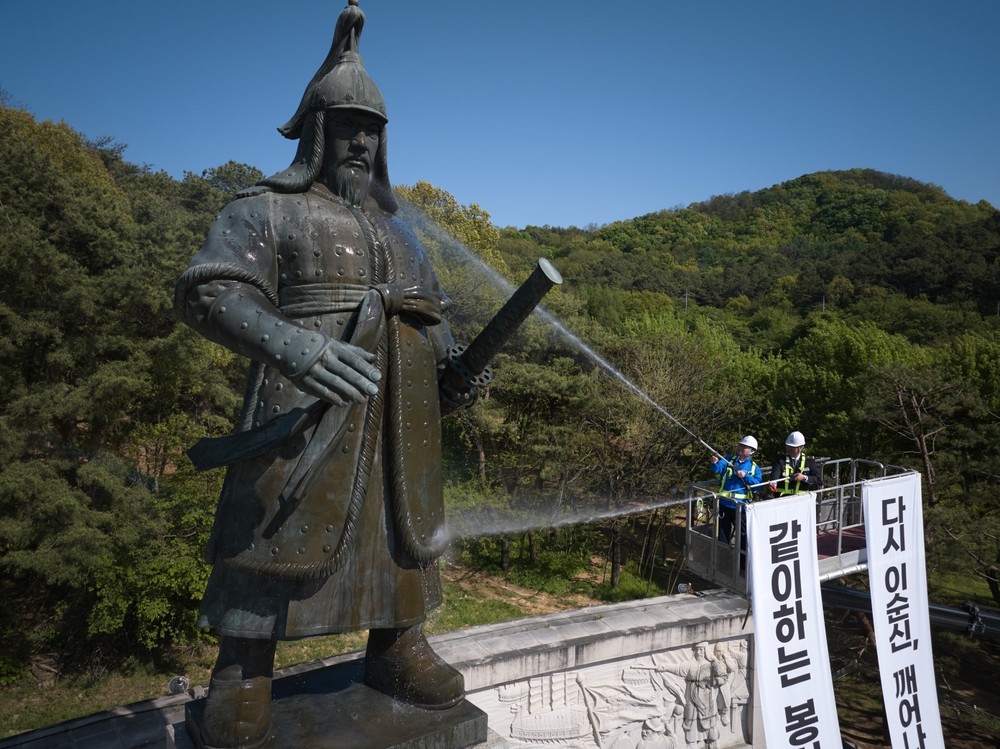 아산시, 신정호 공원서 '이순신 장군 동상 친수식' 거행… 축제 성공 기원