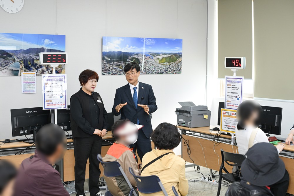 변광용 거제시장, 고유가 피해지원금 접수처 현장 점검