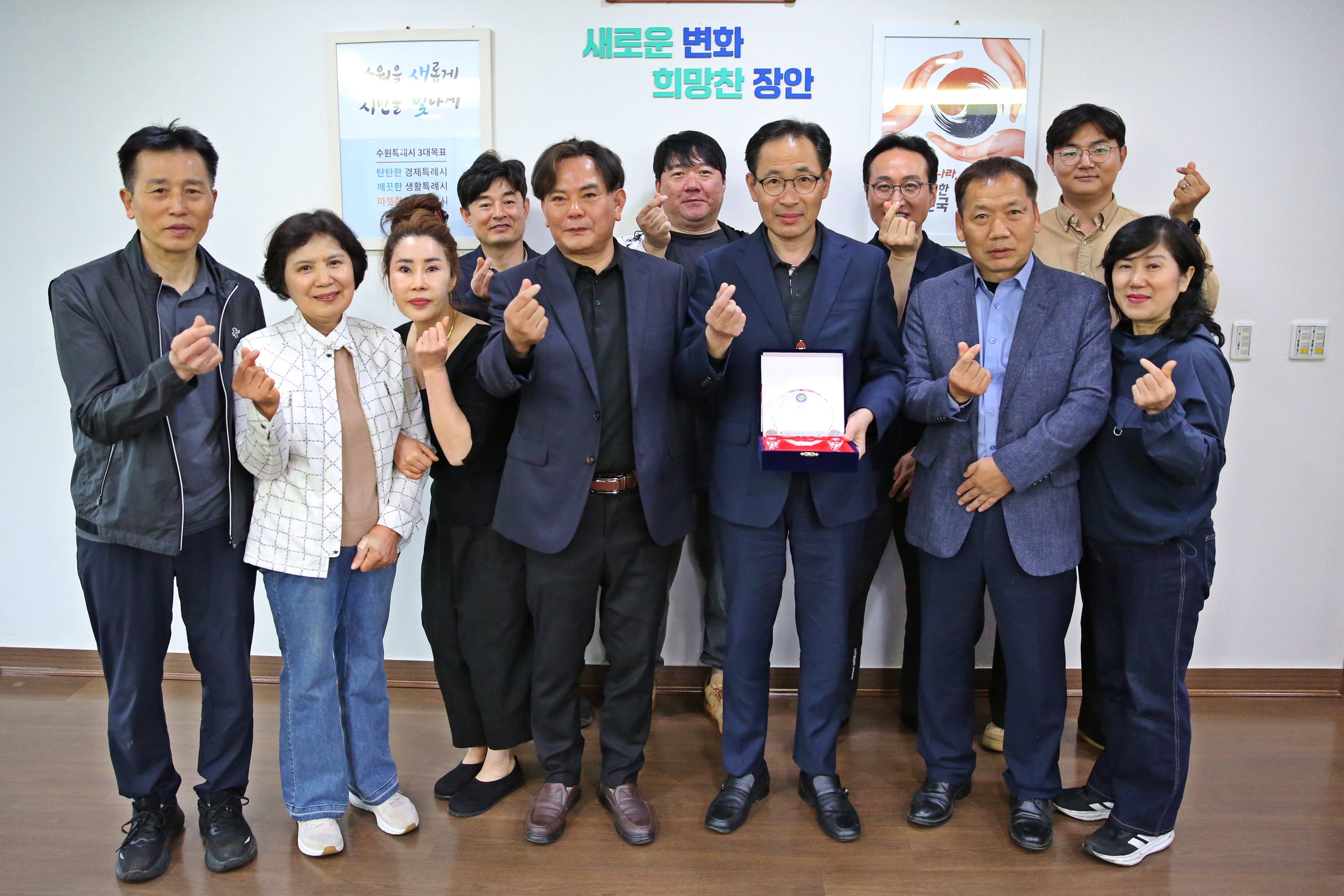 지역경제 활력 불어넣은 만석거 새빛축제, 송죽동상인연합회 감사패로 화답