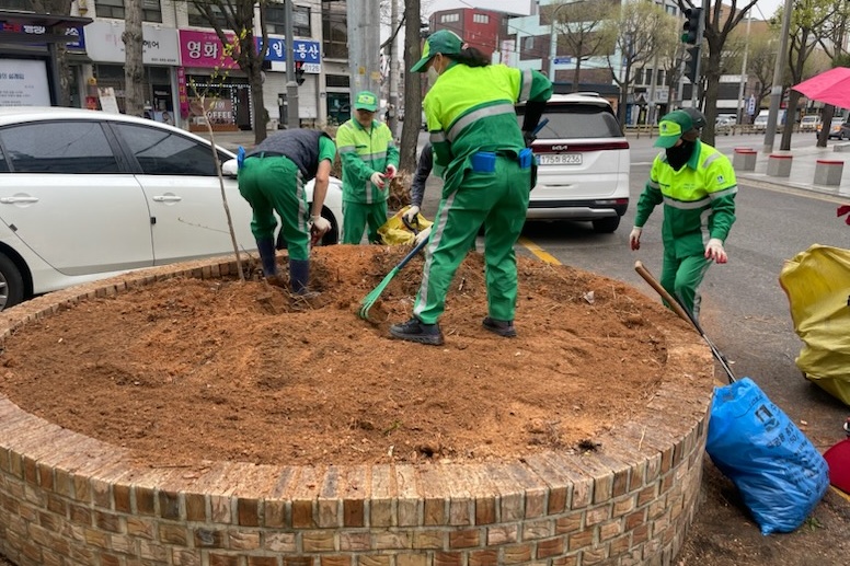 수원시 장안구 영화동, 버려진 화단 환경정비로 꽃필 자리를 열다