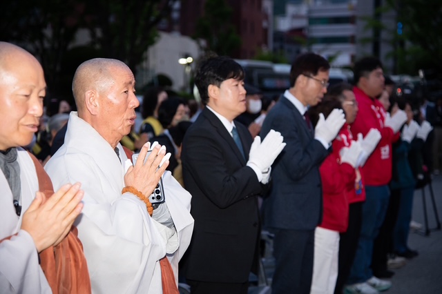 구미시청 원형화단 밝힌 연등…부처님 자비로 화합 기원