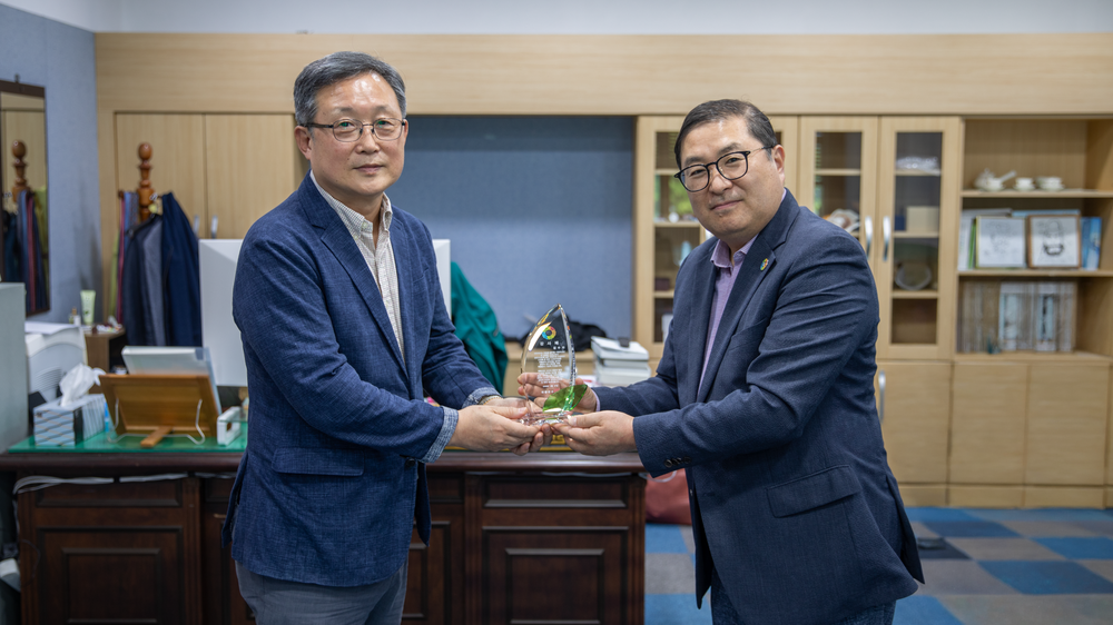 하동군, 故 김희준 교사의 평생 열정 담긴 음반 기증받아