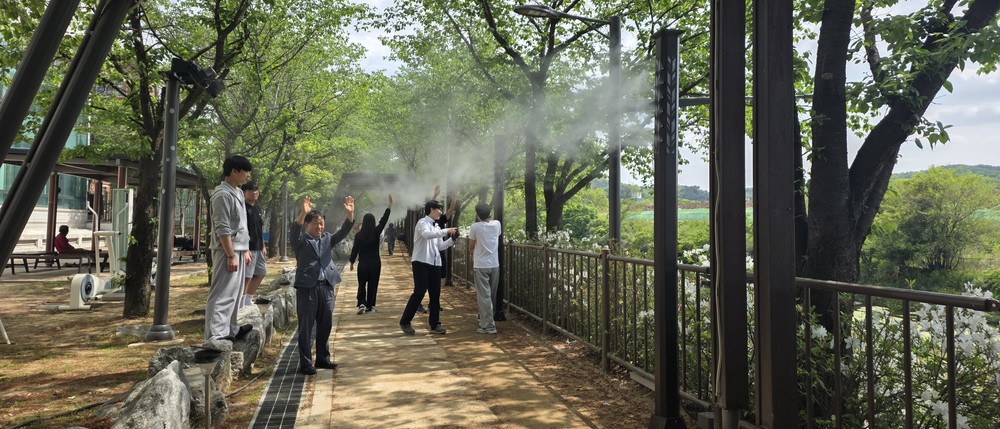 “여름에도 시원하게 걷자”…남양주시 진건읍, 사능천 맨발걷기길 ‘쿨링포그’ 설치