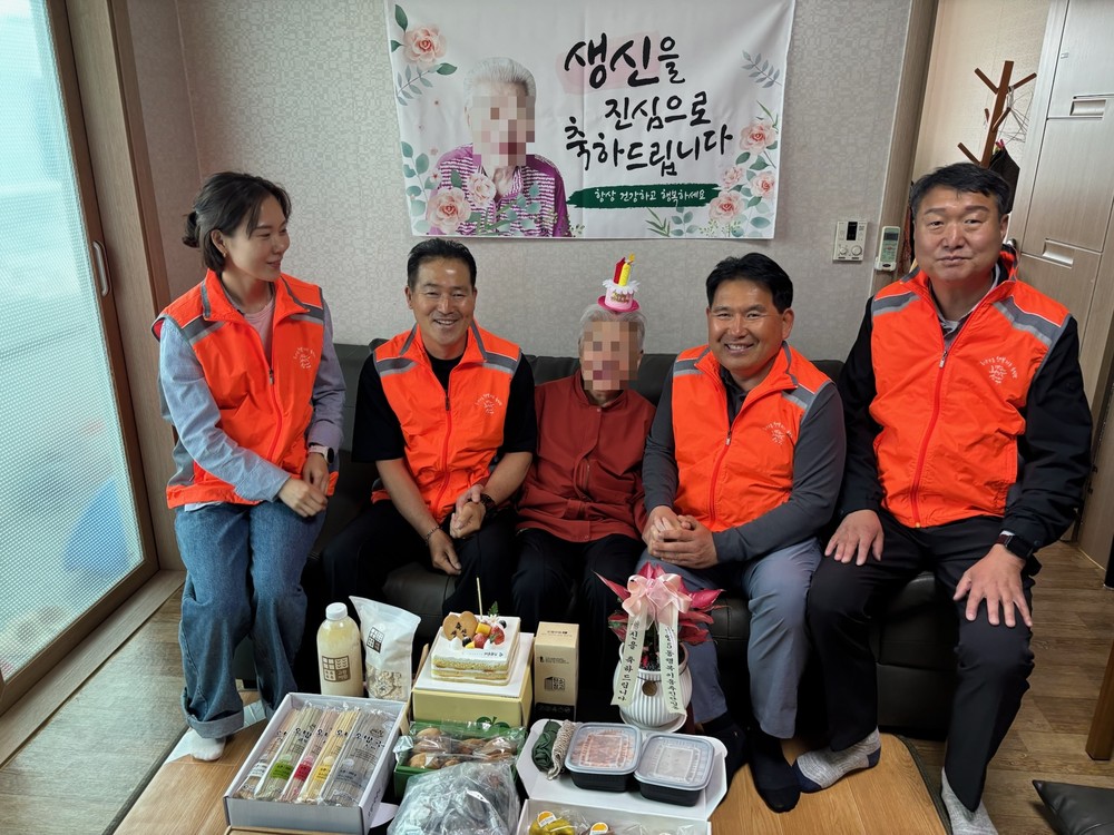 아산시 온양5동 행복키움추진단, 홀로 계신 어르신을 위한 생신잔치 열어