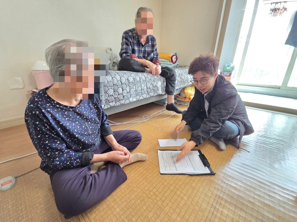 오산시 대원2동, 거동불편 노부부 가정 방문…현장 중심 복지 실천