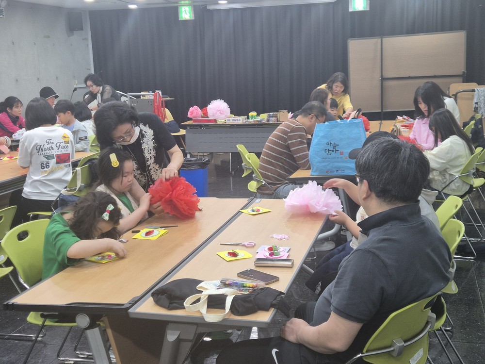 오산시 중앙도서관, 가정의 달 맞아 ‘카네이션 만들기’ 프로그램 성료