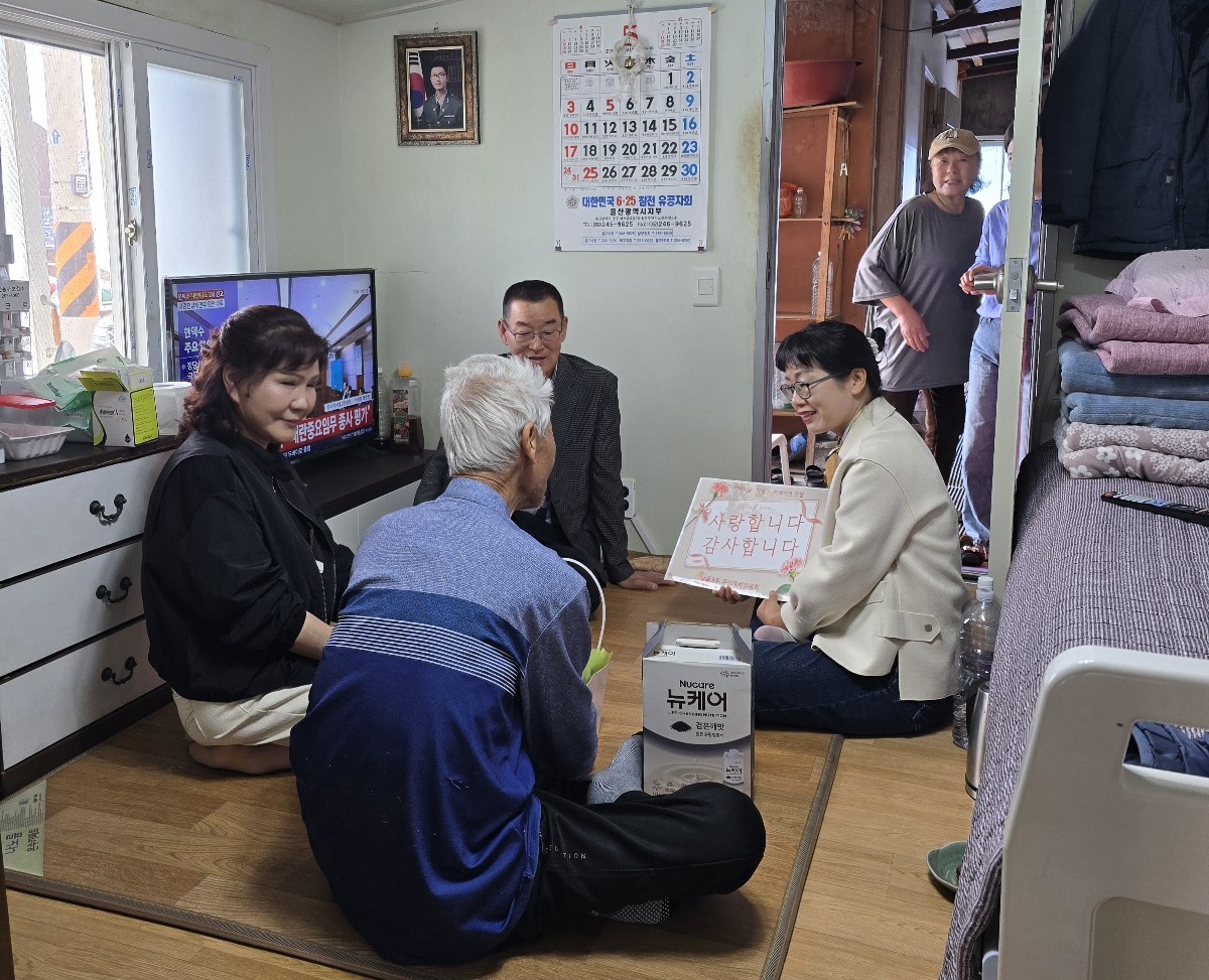 남목3동 주민자치위원회, 어버이날 기념 어르신 방문 카네이션 전달