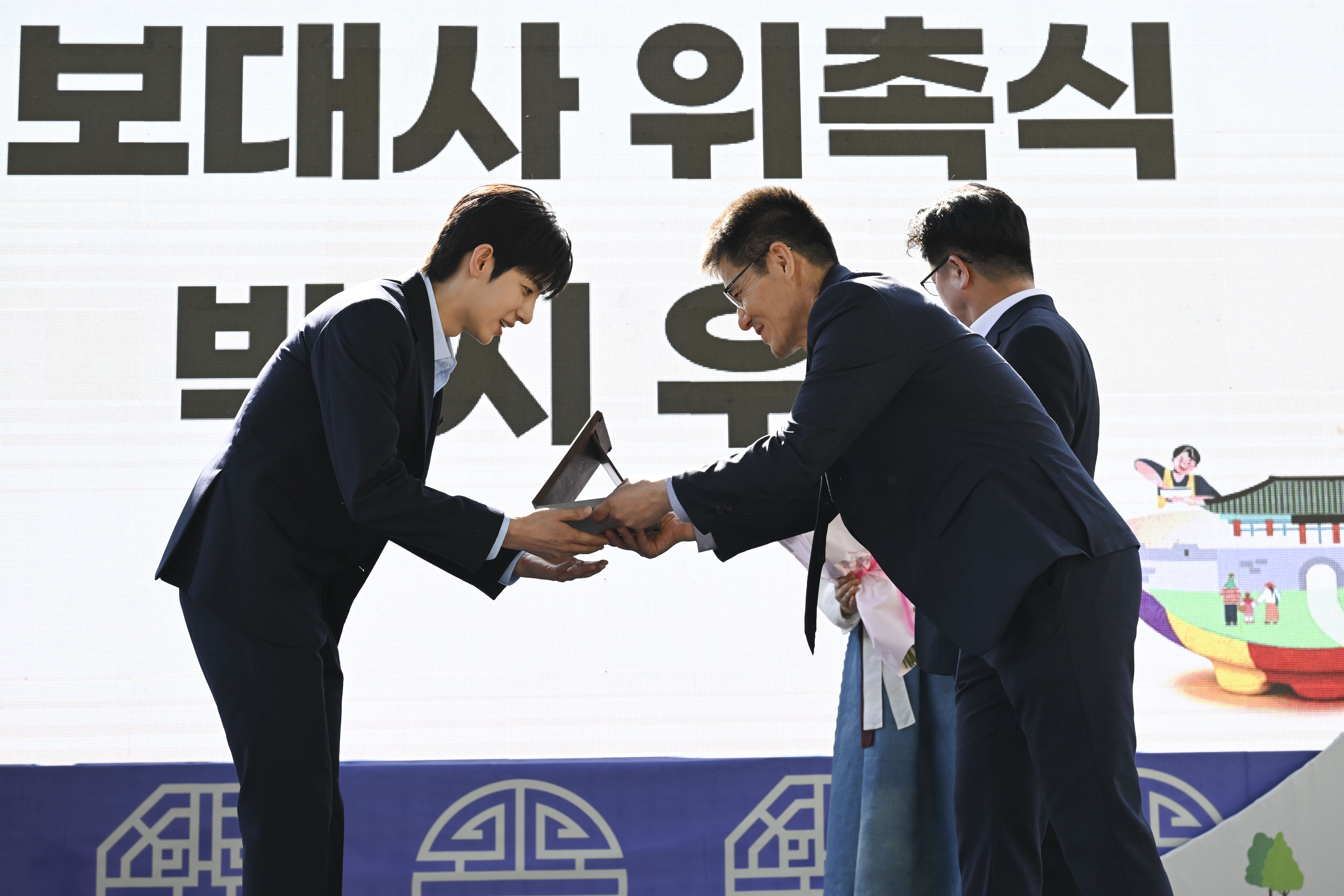 문경시, 2026 문경찻사발축제 폐막식에서 홍보대사 위촉