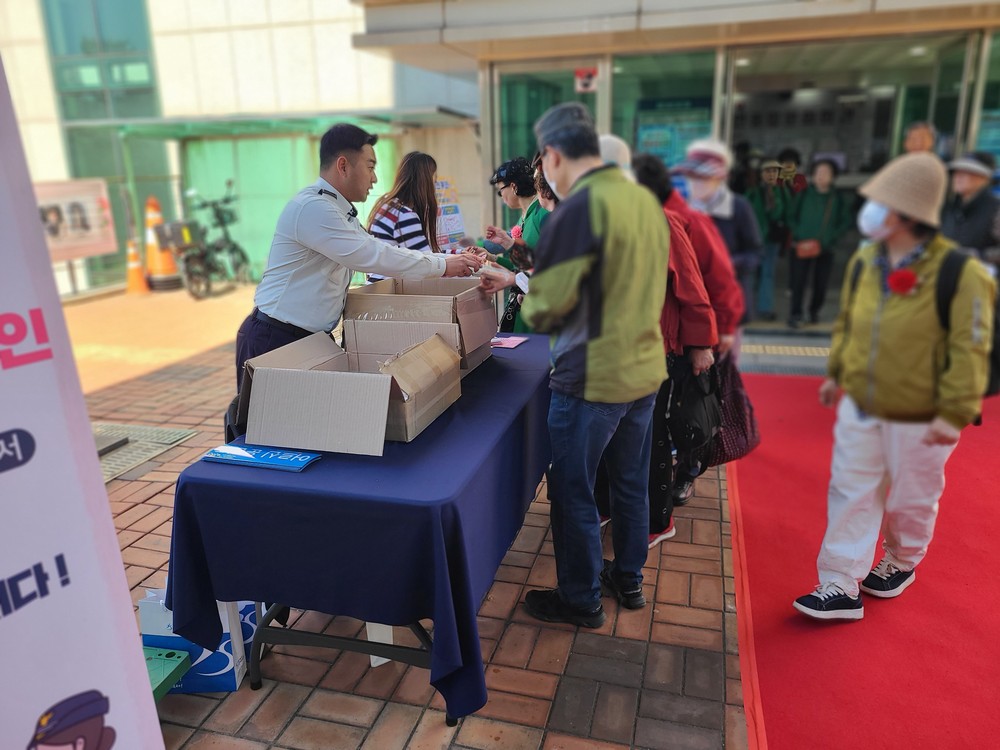 남동구, 남동서와 어버이날 맞이 ‘어르신 교통안전 합동 홍보부스’ 운영