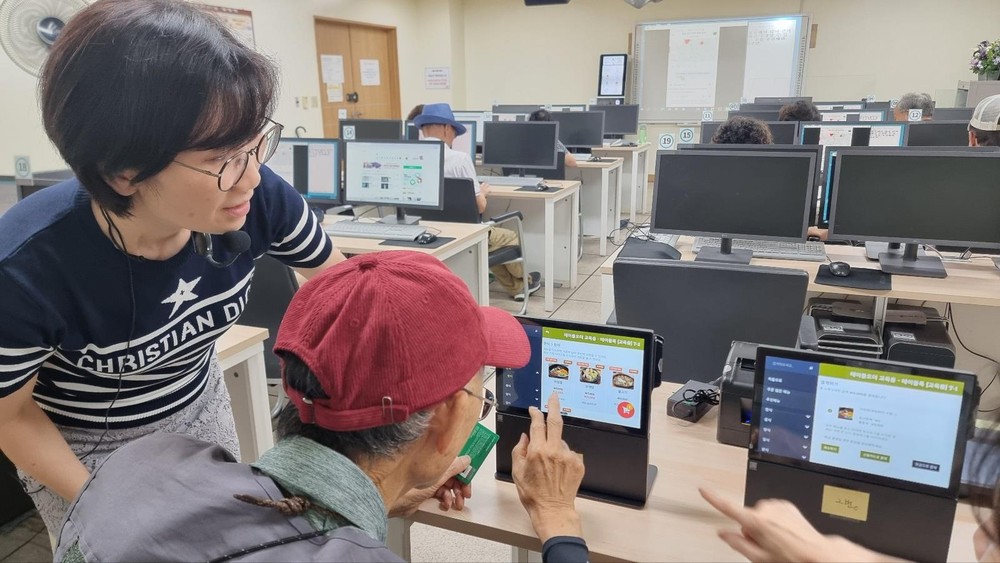 강남구, 어르신 생활디지털 교육 확대…키오스크 넘어 QR 주문까지