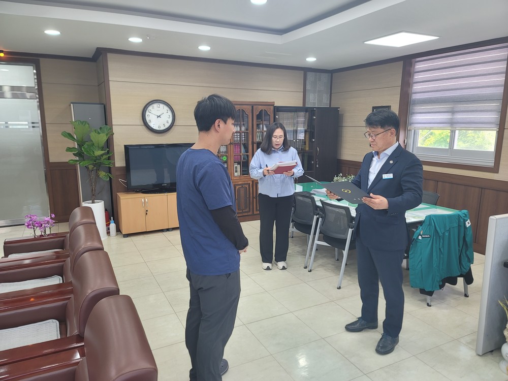 의령군, 공수의 1명 추가 위촉...가축질병 예방·방역 대응 강화