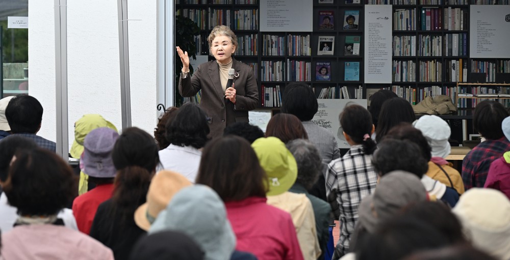 거창군, 신달자문학관 첫 작가초대석 성황리 개최
