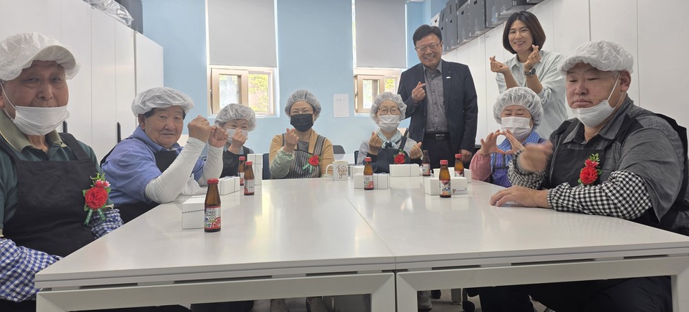 하남시감일종합사회복지관, 어버이날 맞이 노인일자리 참여 어르신께 카네이션 전달