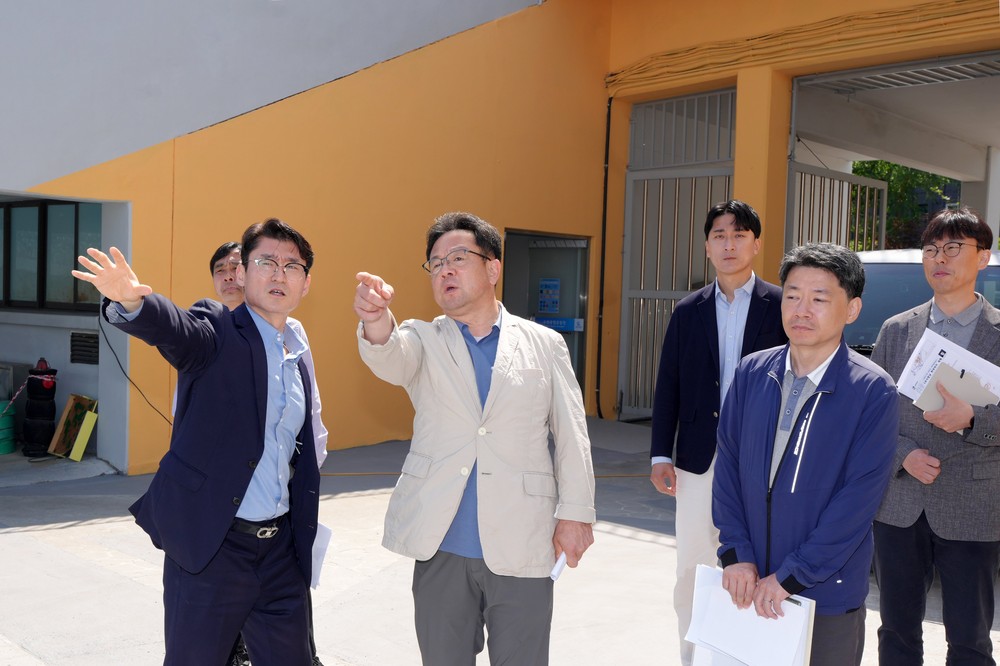 김현수 수원특례시장 권한대행, 아시아축구연맹 여자 챔피언스리그 수원FC 위민·내고향여자축구단(북한) 경기 예정인 수원종합운동장 현장 점검