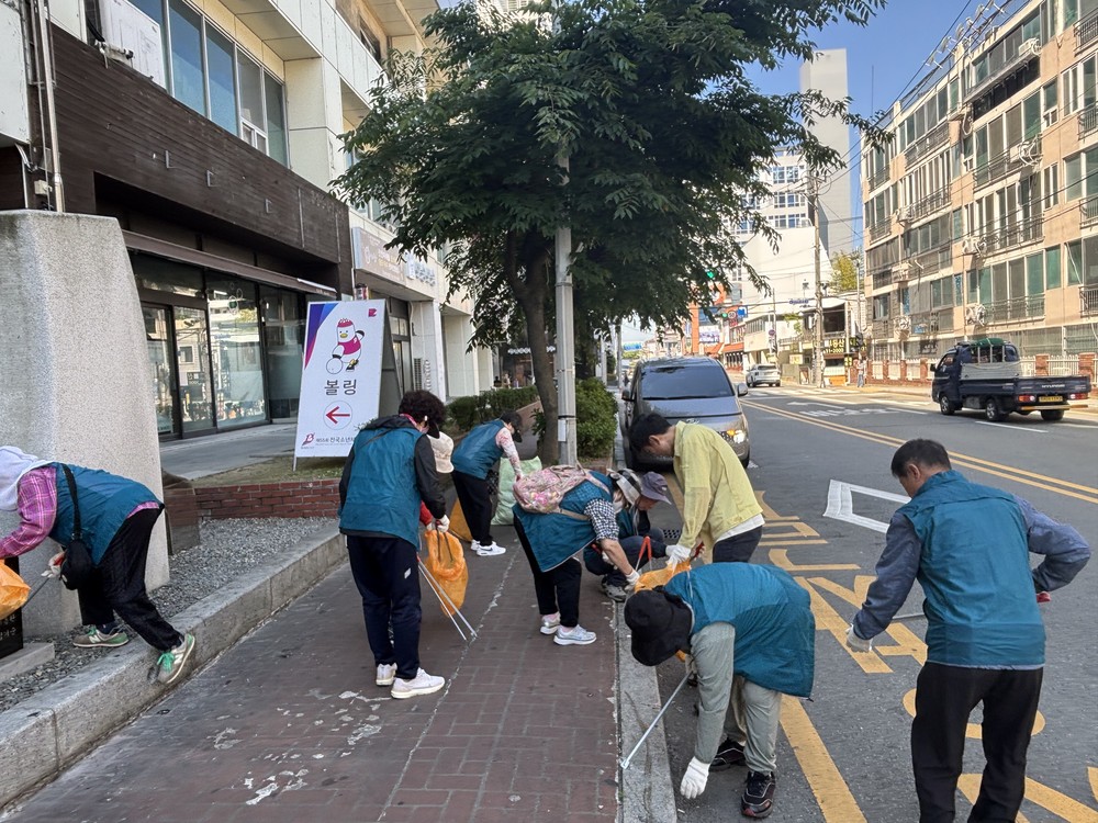 부산 북구 덕천2동 풍물단, 전국소년체전 개최 대비 도시환경정비 실시