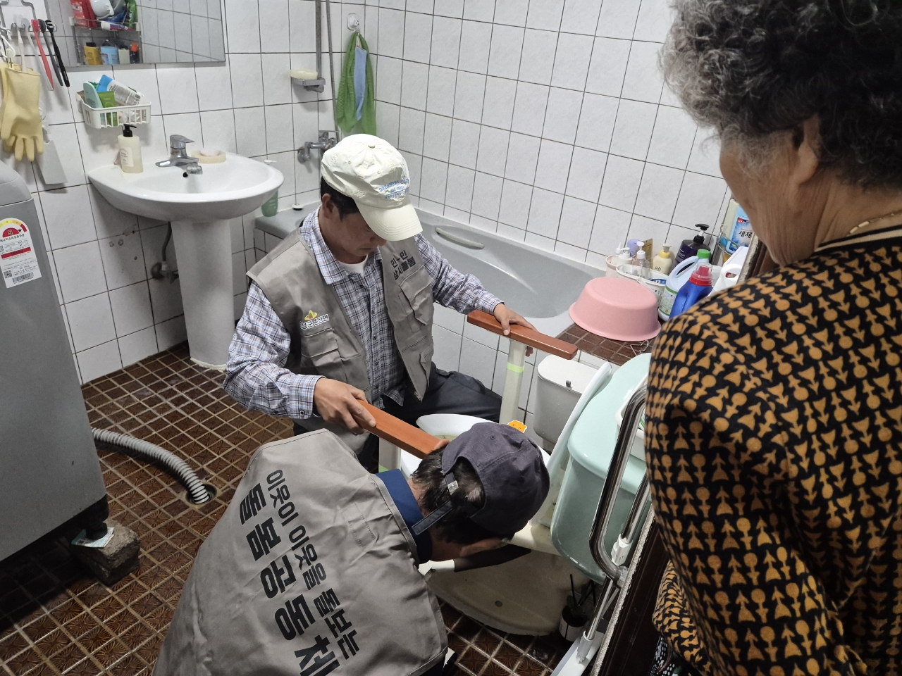 의성군 춘산면 행복기동대, 취약계층 노인가구 안전바 설치