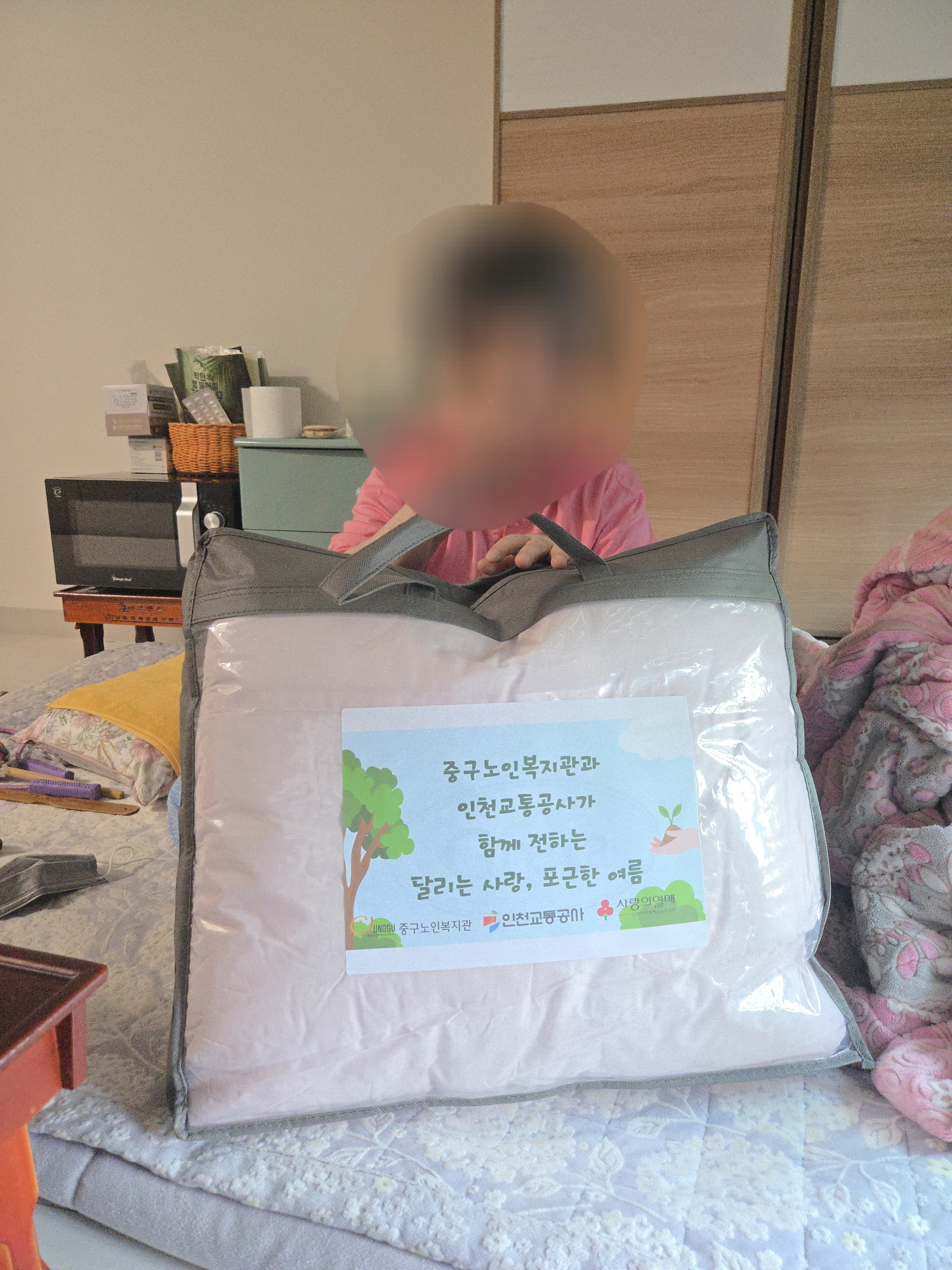 인천중구노인복지관, 독거 어르신 ‘시원한 여름나기’ 도울 냉감이불 전달