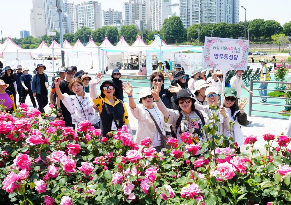 중랑구, ‘중랑 서울장미축제’첫날부터 장미 인파로 북적