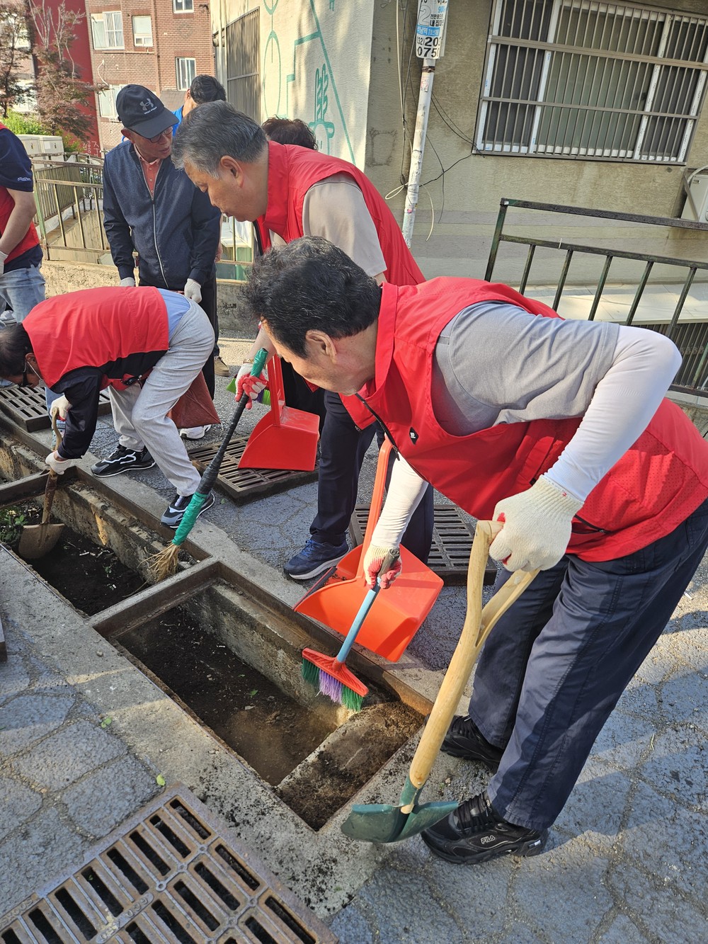 인천서구 신현원창동 통장자율회, 집중호우·태풍 대비 집수받이 정비 및 클린업 데이 실시