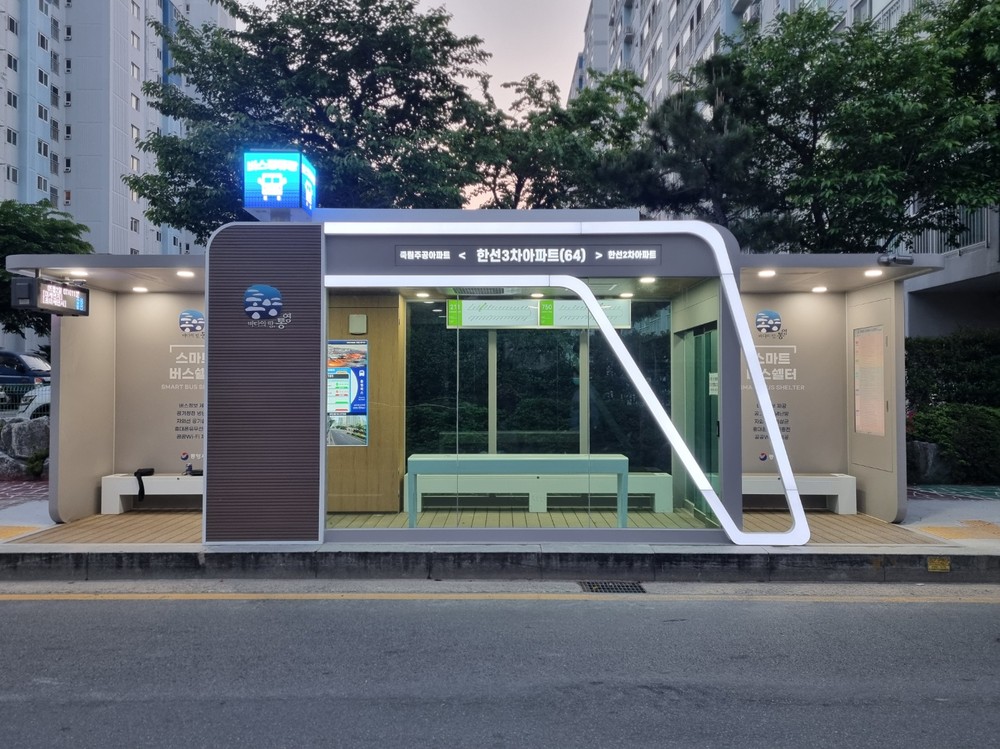 씻고 고치고 바꾸고..! 통영시 버스승강장 더 깨끗하게, 안전하게
