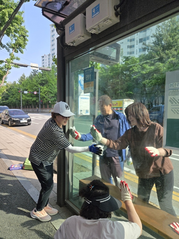 논현2동 통장자율회, 관내 버스정류장 36개소 환경정비 추진