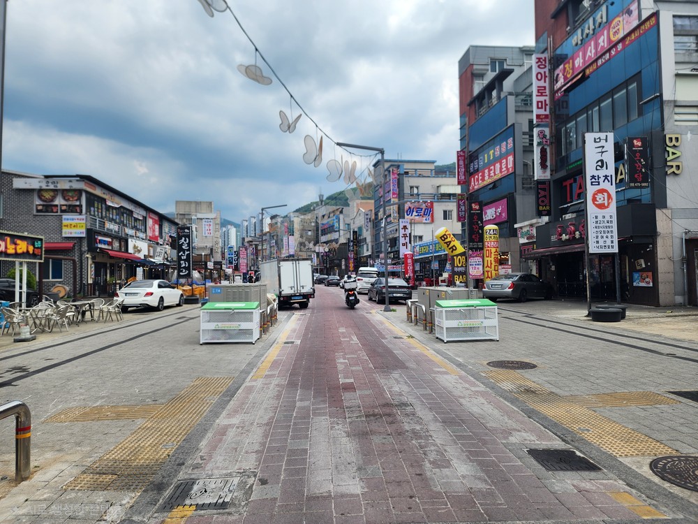 "거리 미관 살린다"…구미시, 진평음식문화특화거리 재활용품 수거함 설치