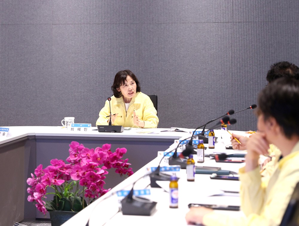 광명시, 친환경 미생물로 ‘러브버그’ 잡는다