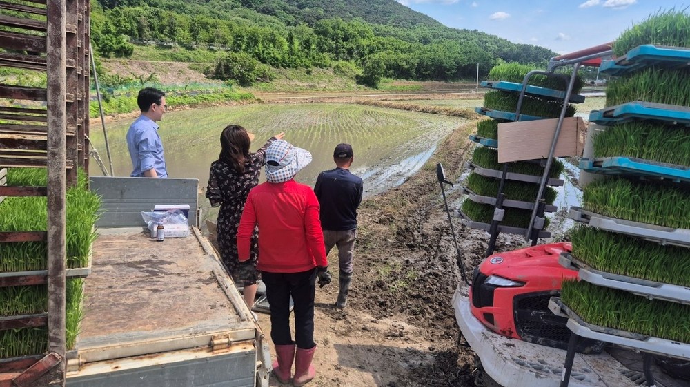 아산시 온양6동, 본격 농번기 맞아 모내기 현장 격려 방문
